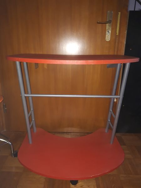 Gebauchter Oranger Schreibtisch mit Stuhl . in Urbach Westerw