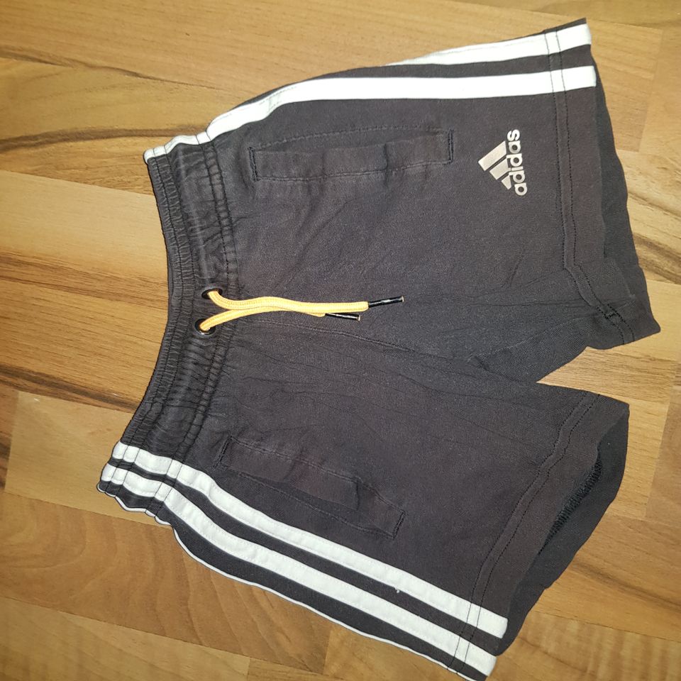 Adidas Sporthose Turnhose kurze Hose Shorts Gr.98 Trainingshose in Freiberg