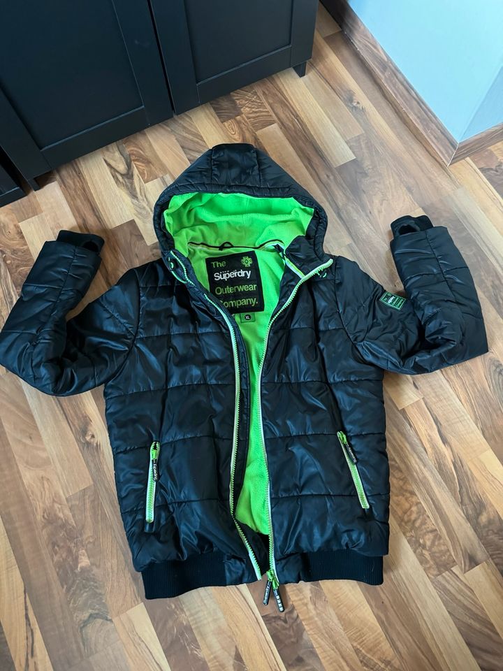 Superdry Outerwear Herren Jacke / Farbe schwarz-grün / Gr. XL in Schauenburg