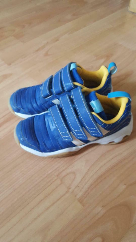 adidas Hallen Turnschuhe Gr. 32 in Wellen