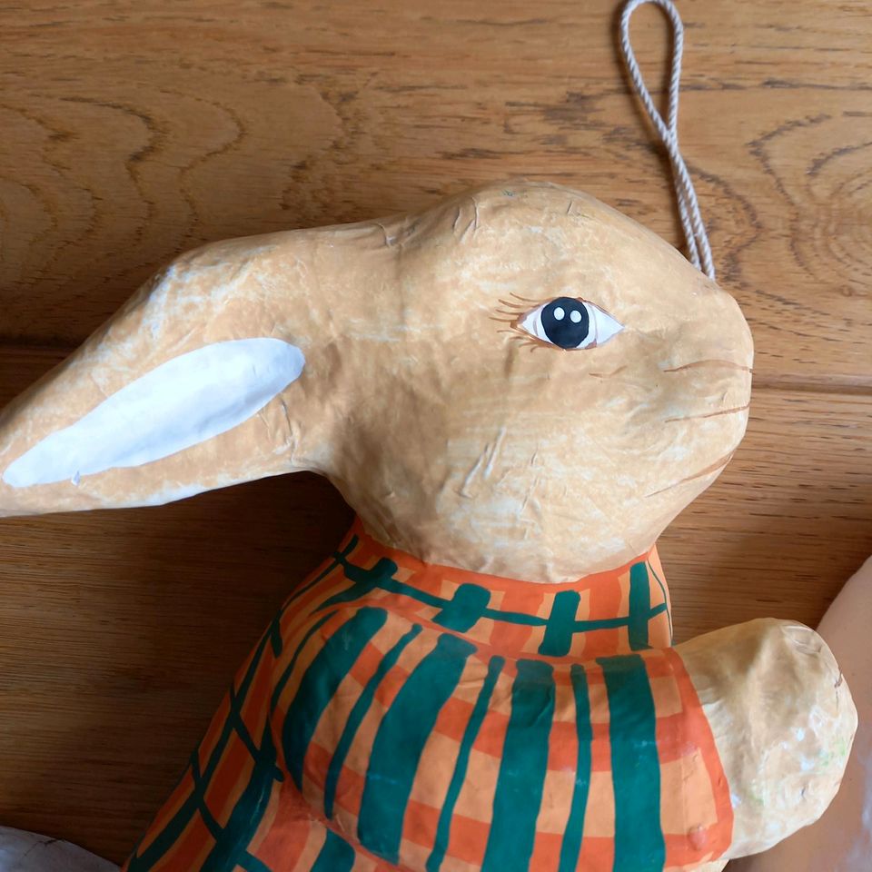 Pappmasche Figur,  Hase auf Gans, Groß in Lügde