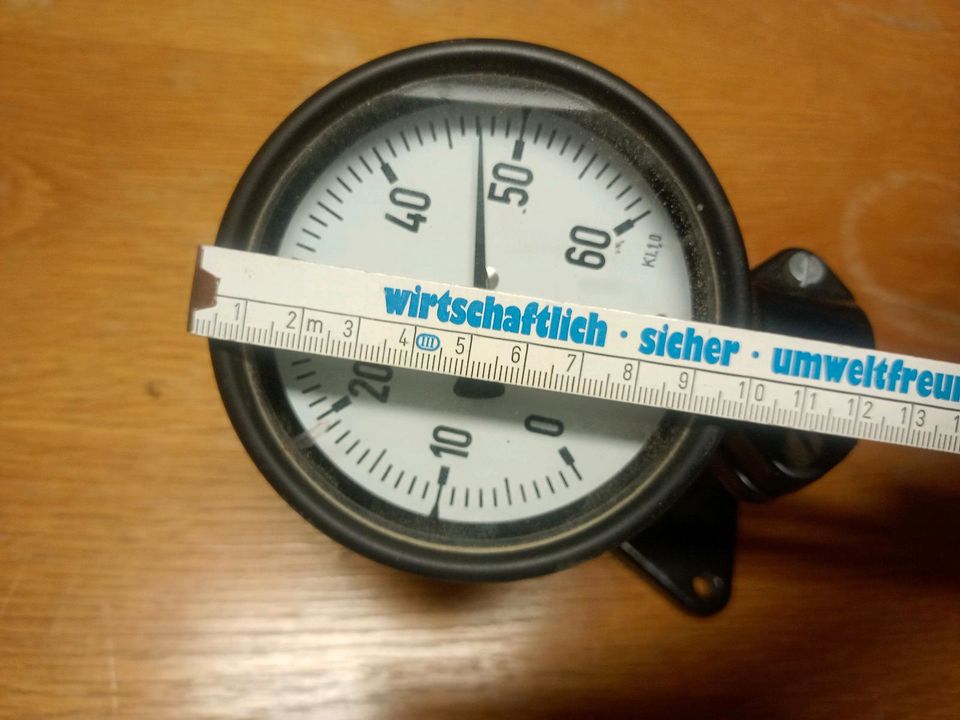 Ein schönes großes Manometer in Berlin