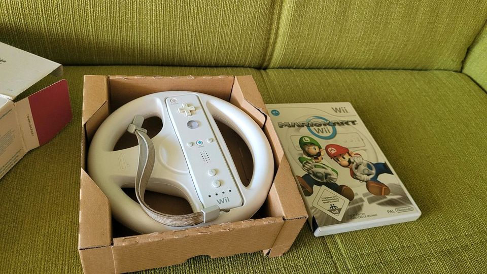 Wii Mariokart mit Lenkrad und Wii Controller in Bremerhaven