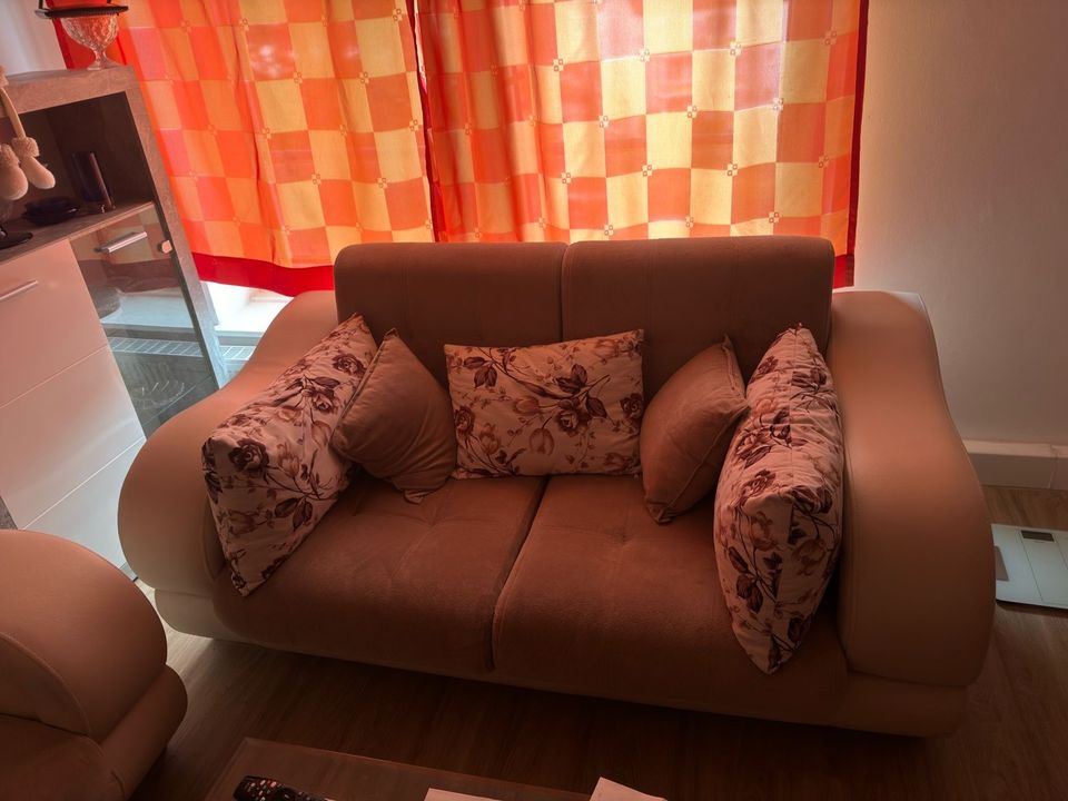 Gemütliche Couch / Sessel in Beige mit Kissen in Bielefeld