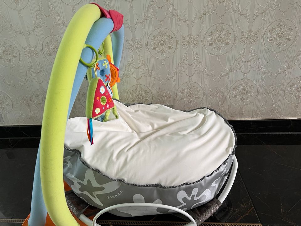 Doomoo Baby-Sitzsack Liegekissen Wippe Spielbogen Nestschen in Bad Soden-Salmünster