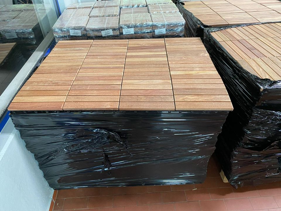 Holz Terrassenfliesen 30x30cm (Originalpreis 7 Euro) in Biberach an der Riß