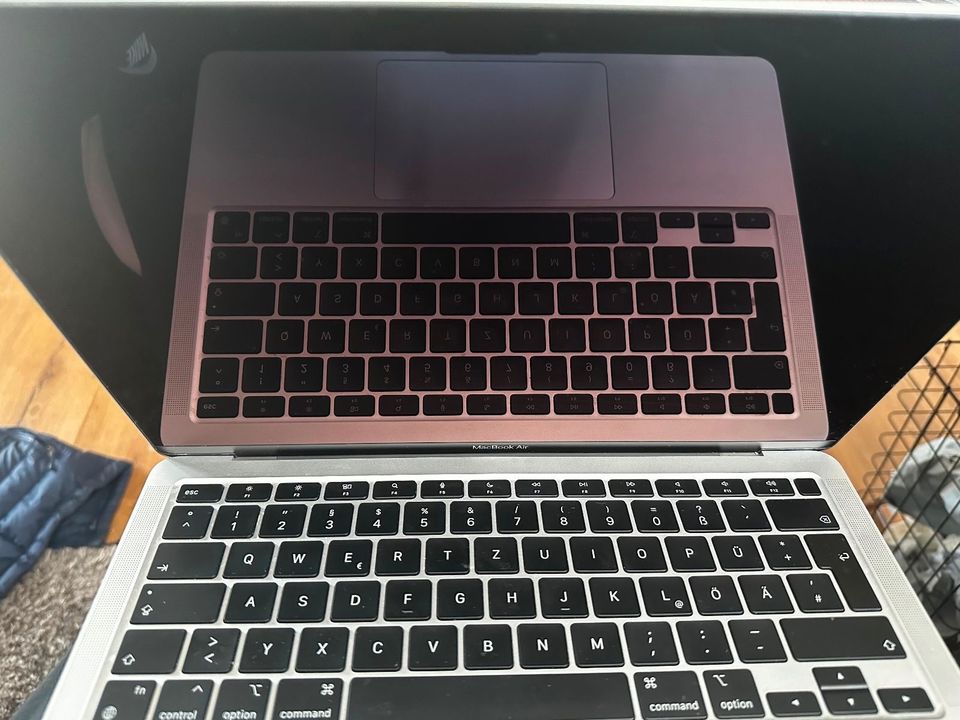 MacBook Air M1 silber (AppleCare bis 25.08.24) in Berlin