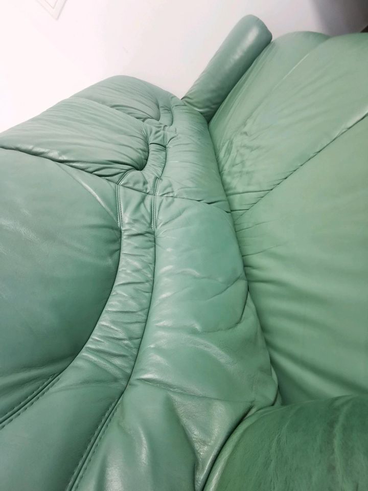 Eine Leder Garnitur 3er Sofa und ein Sessel grün mit Holz Beine in Katlenburg-Lindau