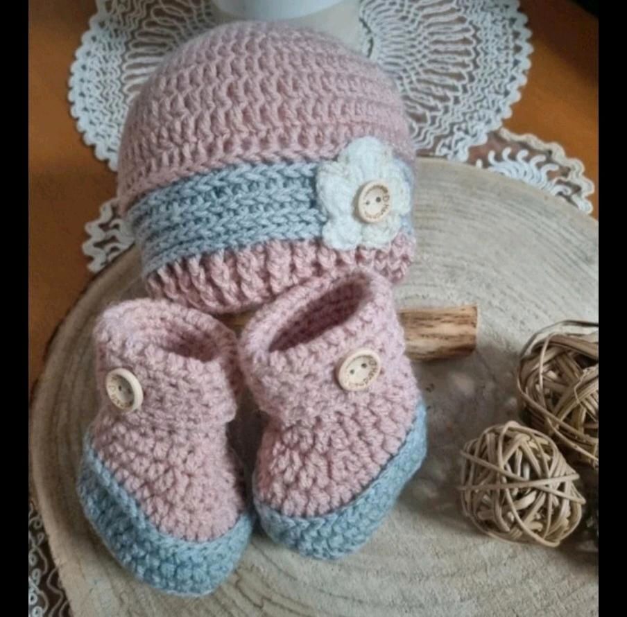 Mütze Schuhe gehäkelt neu handmade 0 bis 3 monate baby handmade in Kiel