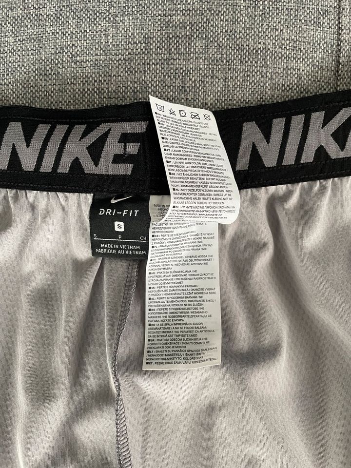 Nike — Shorts dri-fit grau in Oberursel (Taunus)