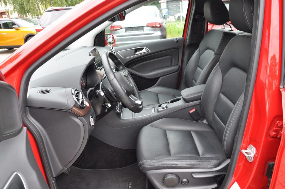 Mercedes-Benz B 250 CGI 7G-DCT LEDER-NAVI-LED-RKAM-KEYLESS GO in Teltow