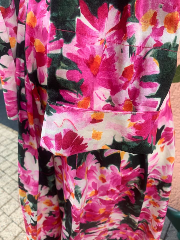 Kleid Zara Gr.S Blüten Midilänge in Bruchsal