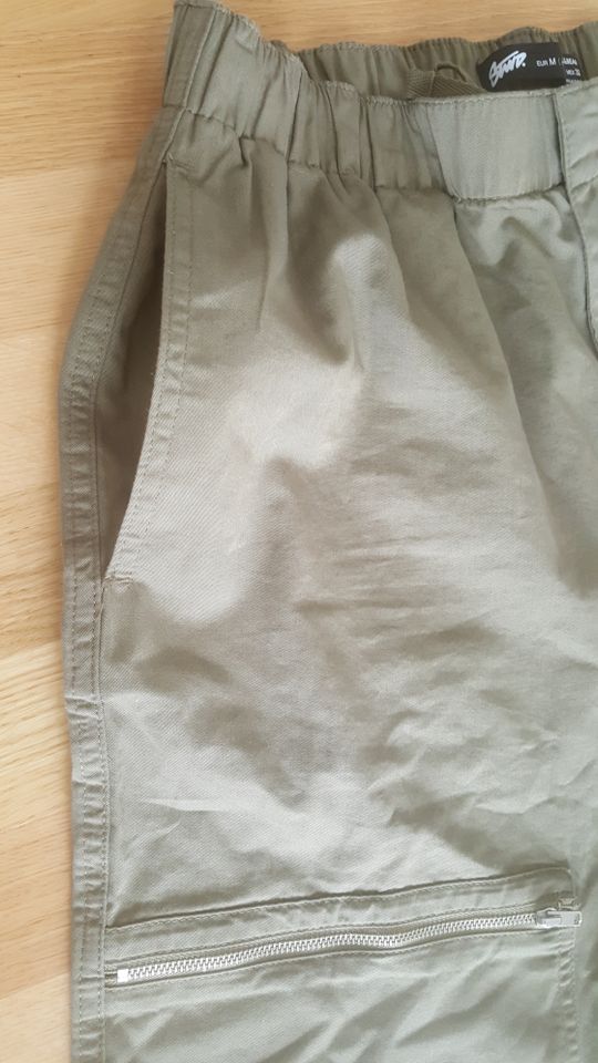 Herren Cargo Freizeit Hose khaki Pull & Bear Gr. M NEU in Fürstenzell