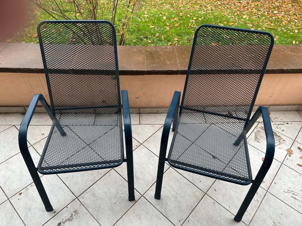 2 massive Terrassenstühle mit Tisch zusammen in Offenburg