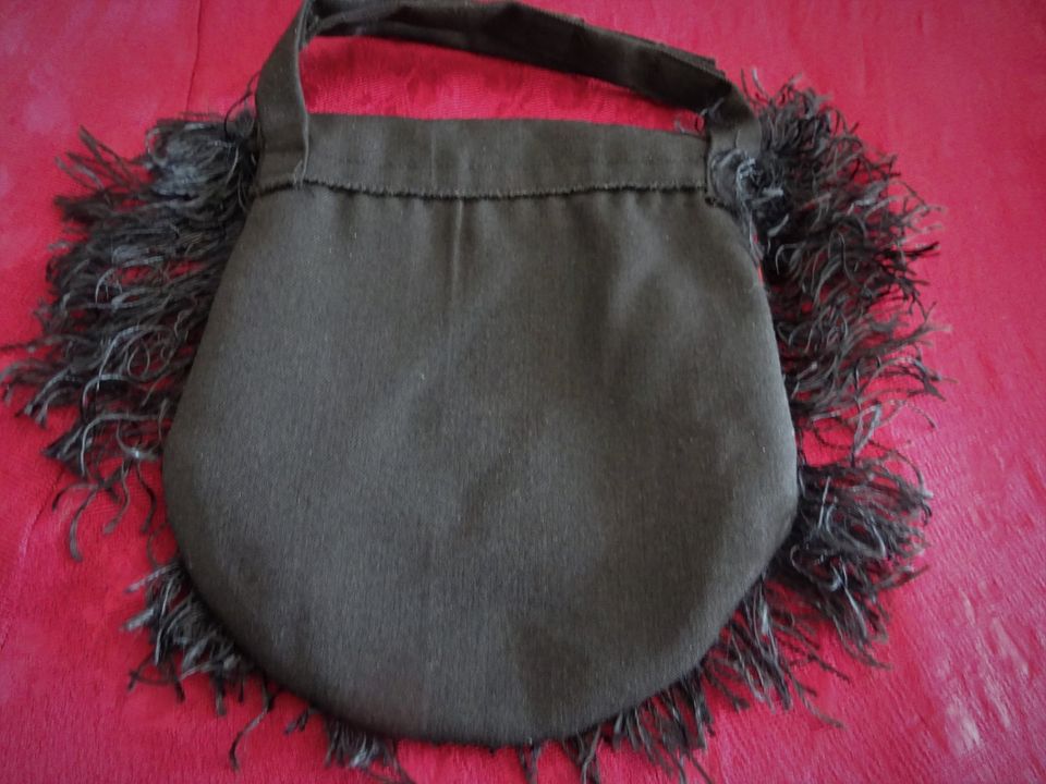 Tasche mit Fransen schwarz/rot klein handmade in Heide