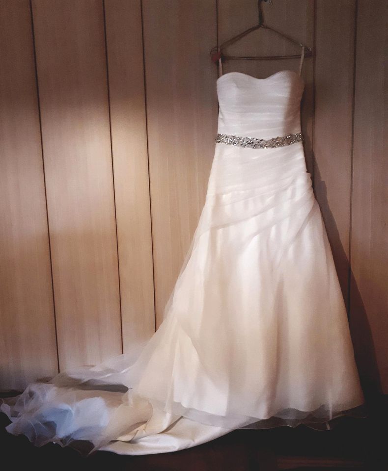 Brautkleid *ivory* mit Reifrock und Strassgürtel in Schenklengsfeld