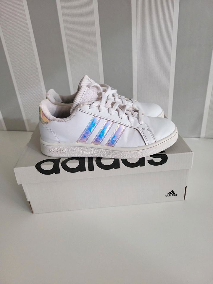 Adidas Sneaker 34 Weiß Hologramm in Dassendorf