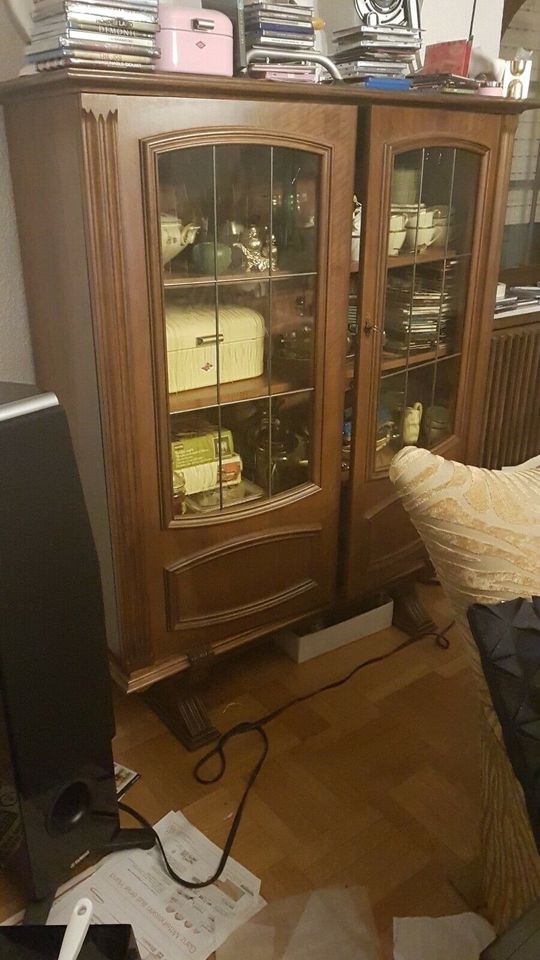 Vitrine Nußbaumfarben sehr Massiv und Schwer. in Lich