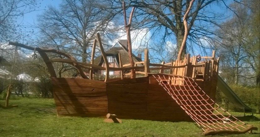 Spielplatz, Spielhaus, Stelzenhaus, Robinie in Krostitz