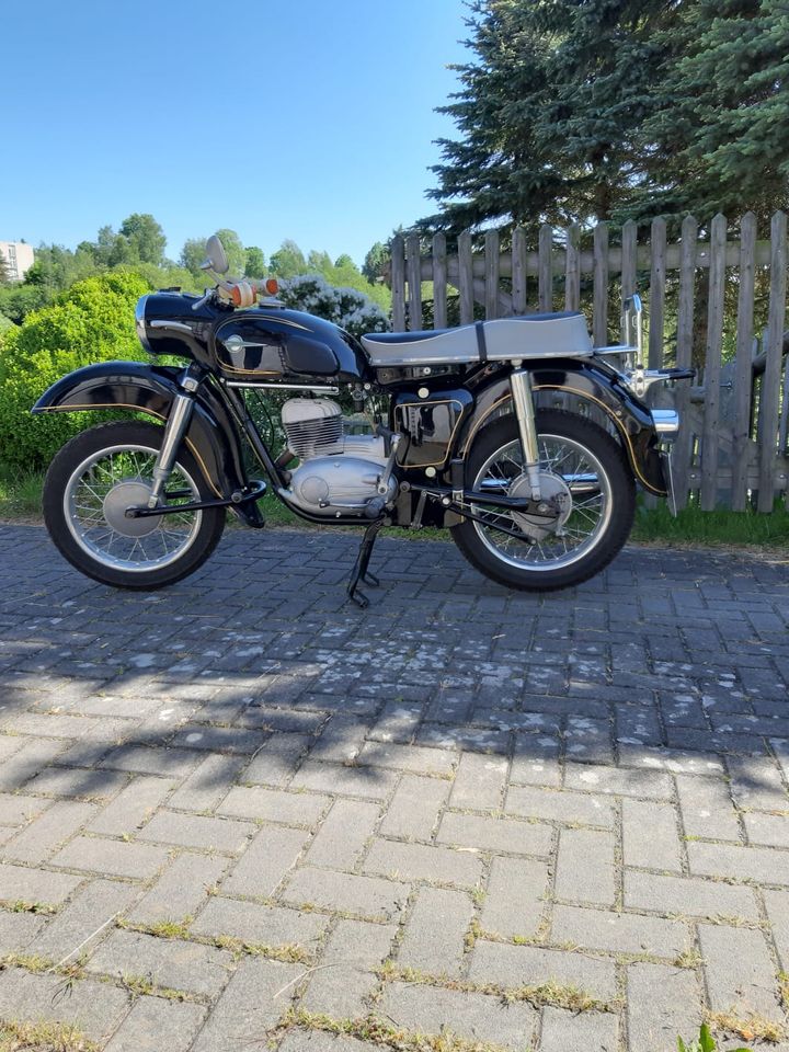 MZ ES 175/1 Motorrad mit Sturzhelm und Halbgarage in Adorf-Vogtland