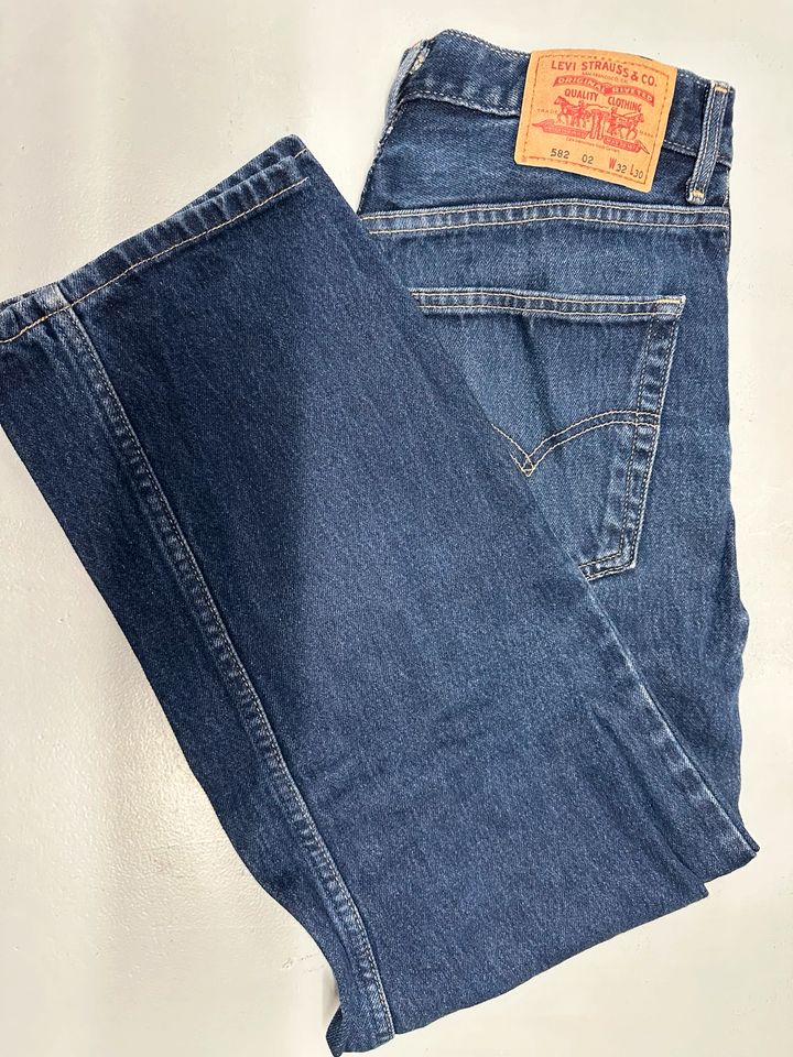 Levi‘s 582 32 30 dunkelblau Top Levis wie 501 in Hamburg