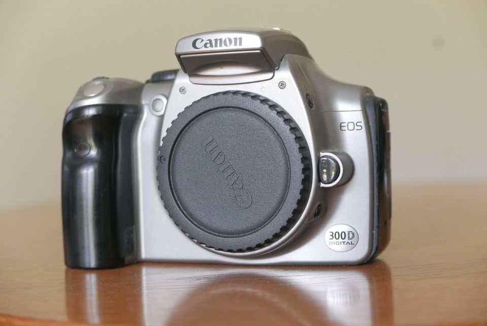 Digitale Spiegelreflexkamera Canon 300D mit Batteriegriff in Upgant-Schott