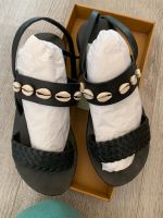 Urban Outfitters Sandalen 38 Leder schwarz Muscheln Bayern - Karlshuld Vorschau