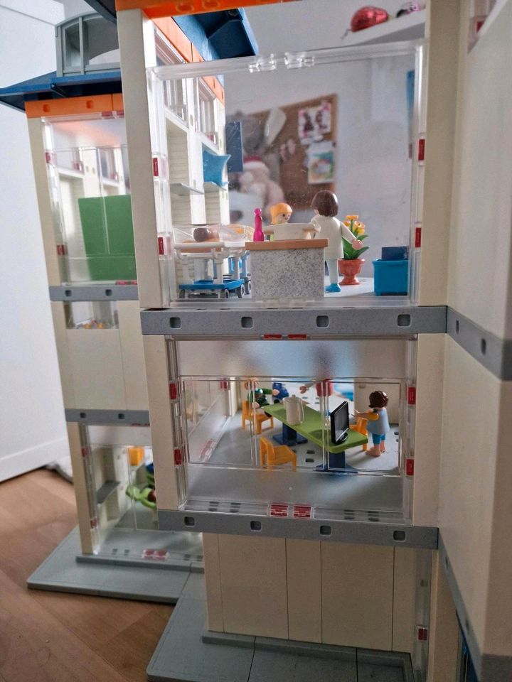 Playmobil XXL Krankenhaus 4404 mit Spielplatz und Café dazu in Amberg