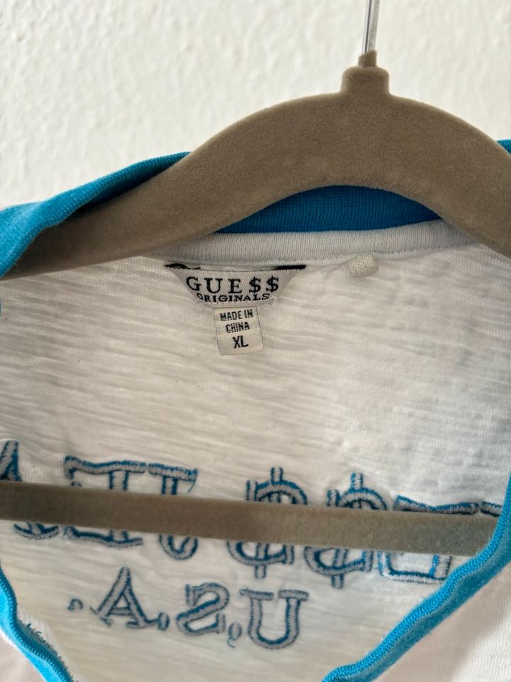 Guess T-shirt mit bunter Schrift in Oldenburg
