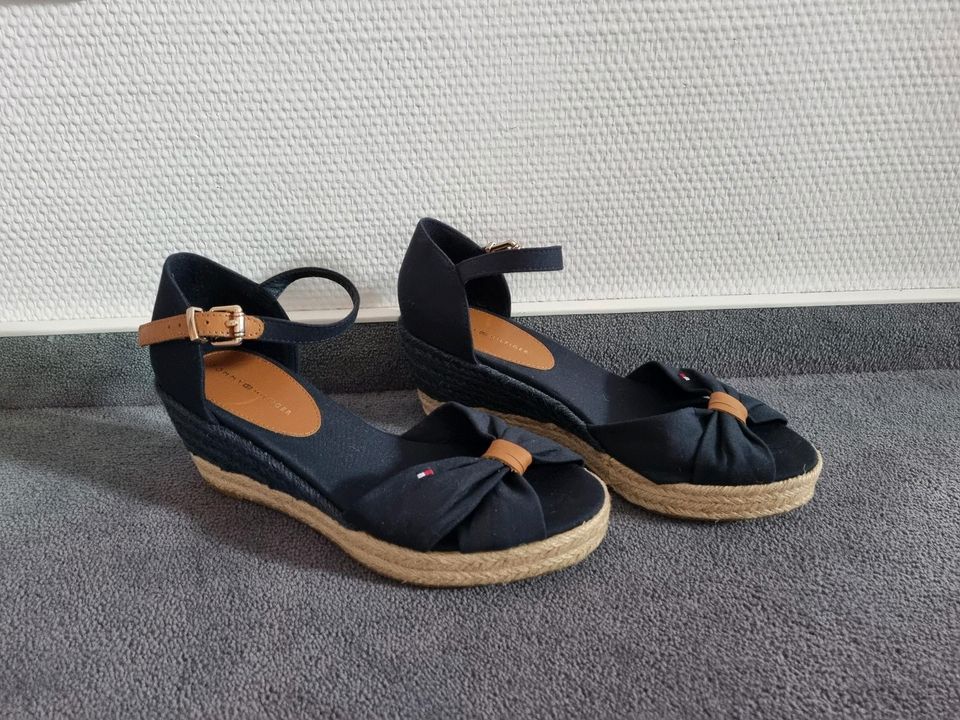 Tommy Hilfiger Wedges 37 in Karben