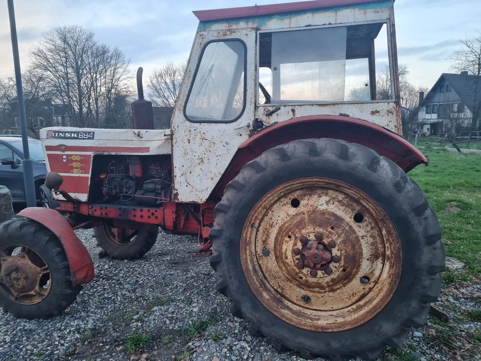 Belarus 684 Allrad Traktor servolenkung in Menden