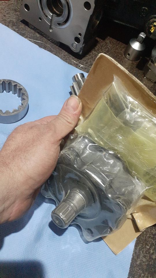 Speisepumpe Hydromatik Rexroth für Fahrpumpe A4V40 56 R909079485 in Mückeln