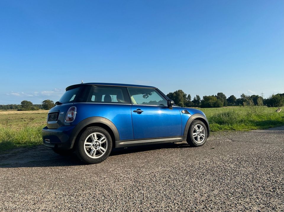 Mini One 72kW mit HSV Logo auf dem Dach in Quickborn