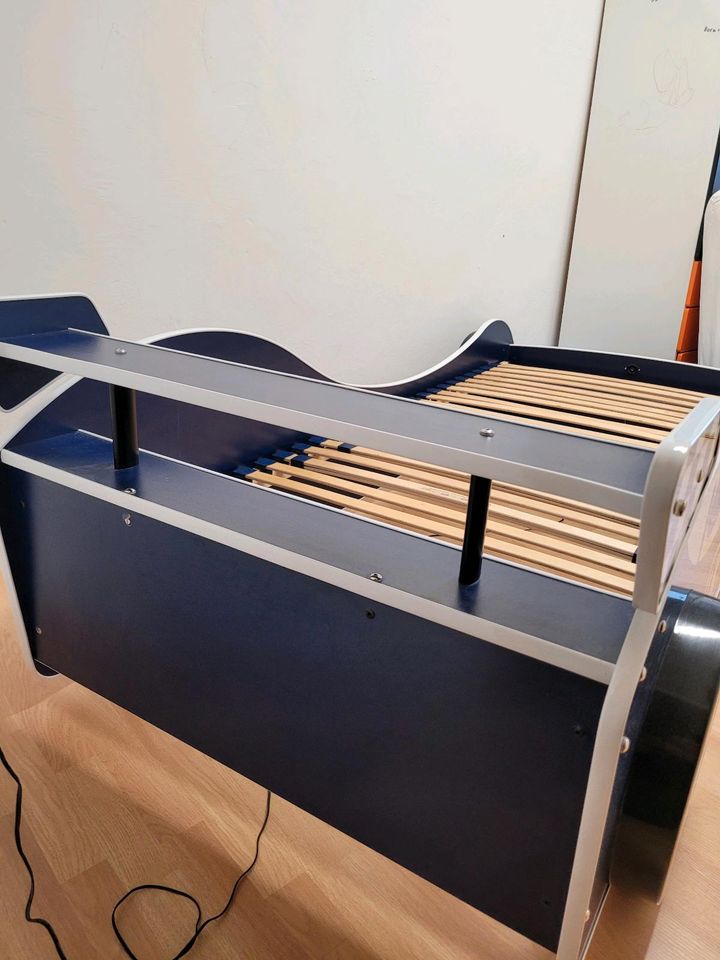 Kinder Spielbett Rennauto 90×200 mit Lattenrost in Jettingen