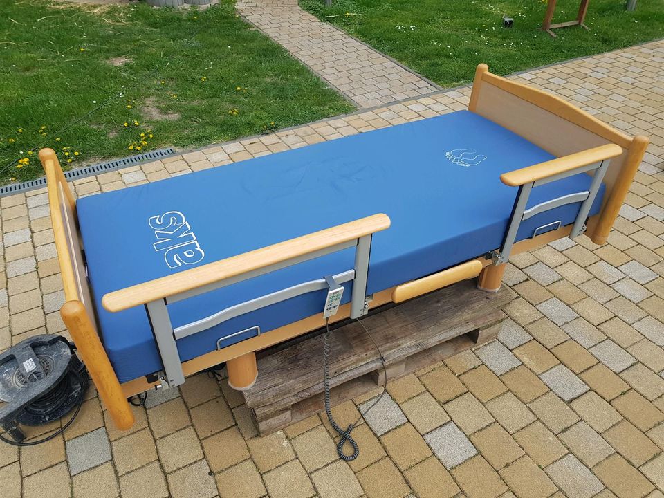 Pflegebett komplett mit matratze/Schoner elektrische Verstellung. in Belgern