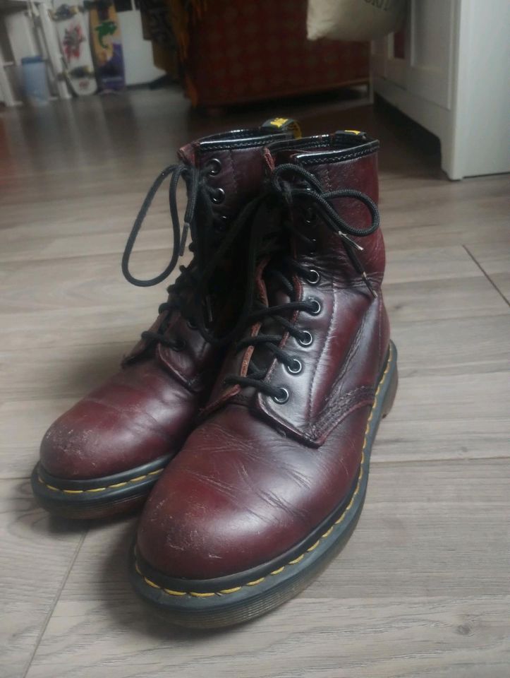 Burgunderrote Dr Martens Größe 38 in Vienenburg