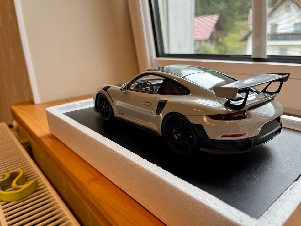 Spark Porsche 911 GT2 RS Weissach Chalk 1:18 Ovp neuwertig in Zwinge