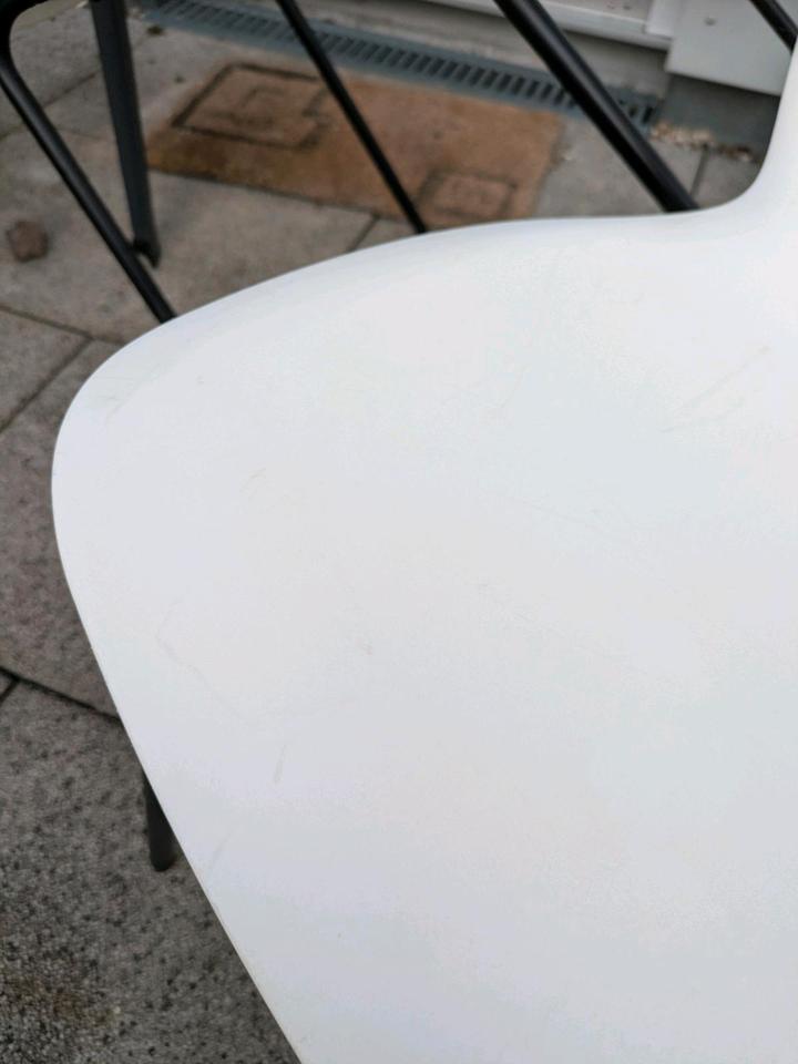 Vier Ikea Lidås Stühle in weiß mit schwarzen Metall-Beinen in Bietigheim-Bissingen