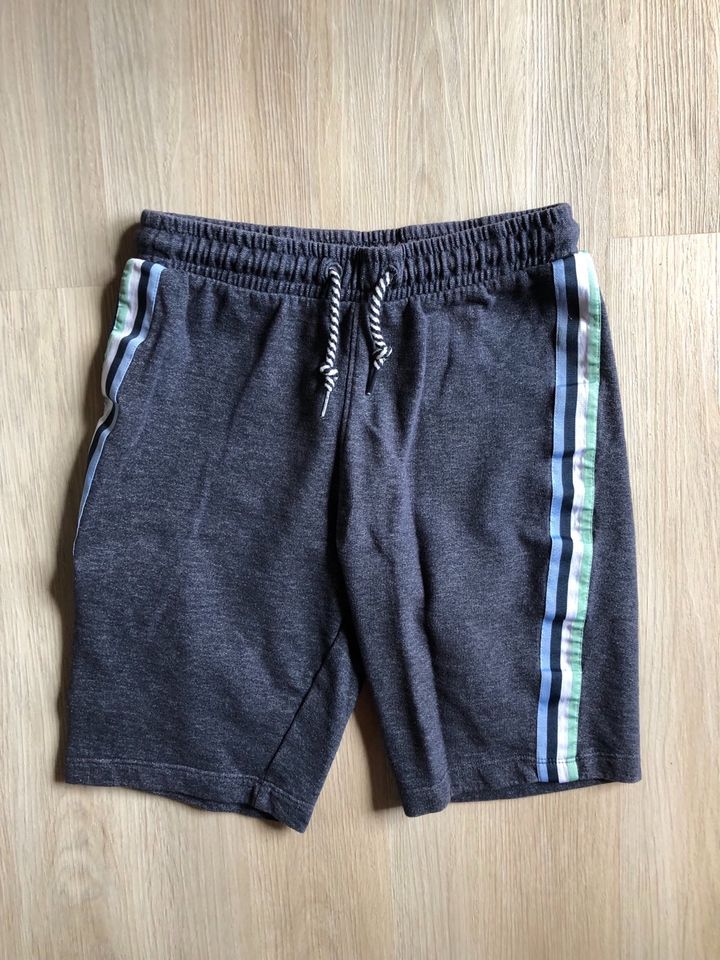 Sport Shorts / Jogging Shorts Gr. 146 /152 in Königswinter