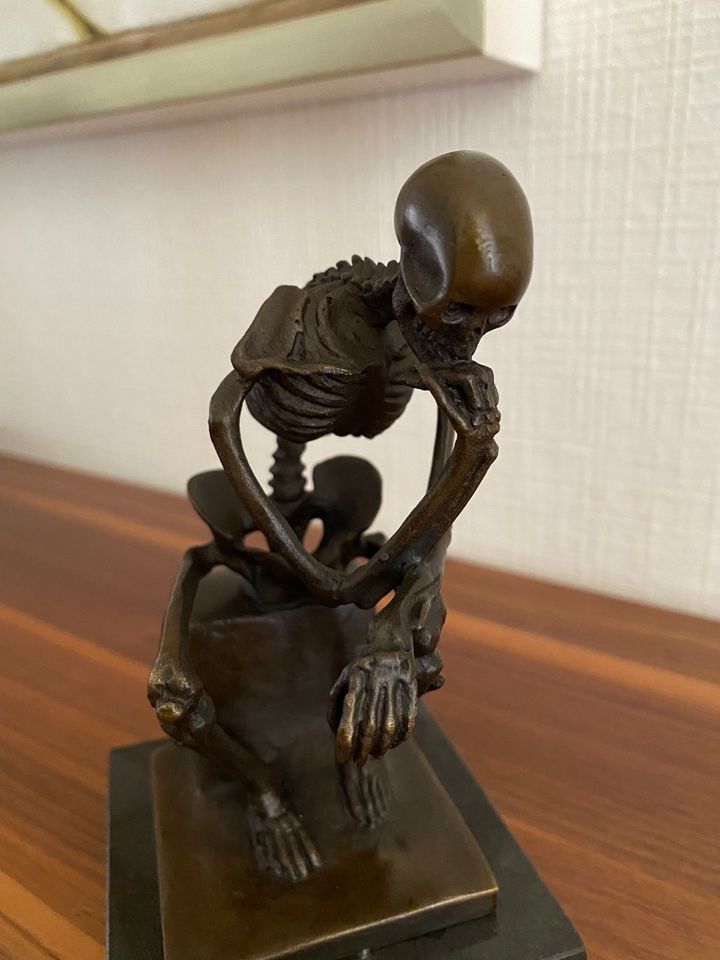 Bronzefigur Skelett Der Denker Bronzeskulptur angelehnt an Rodin in Centrum