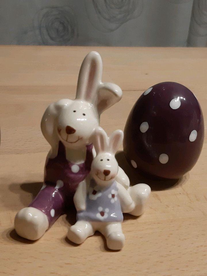 Osterfiguren lila, Keramik,  2 lila Eier und Hasen. Komplettpreis in Unna