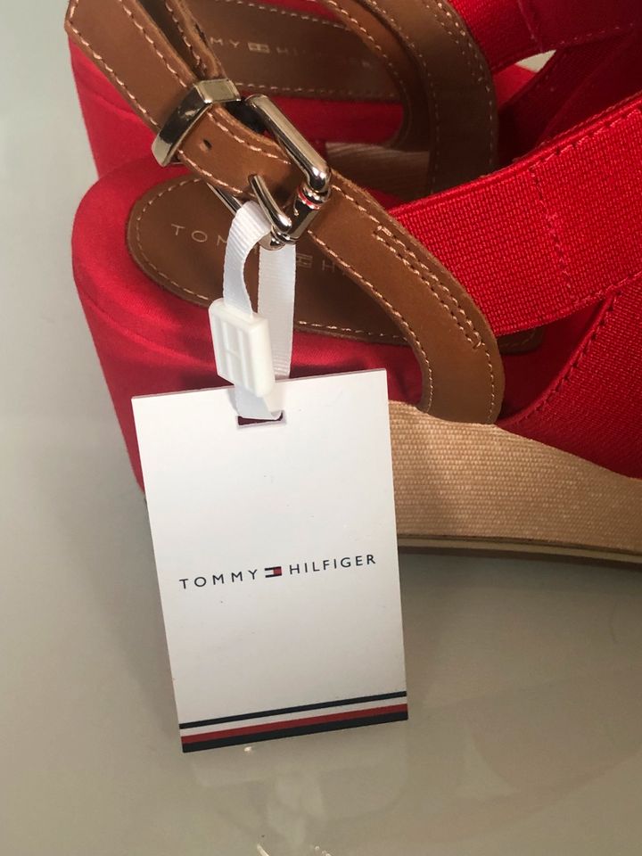 Neue „Tommy Hilfiger“ Keilabsatz Schuhe Gr.39 in Erzhausen