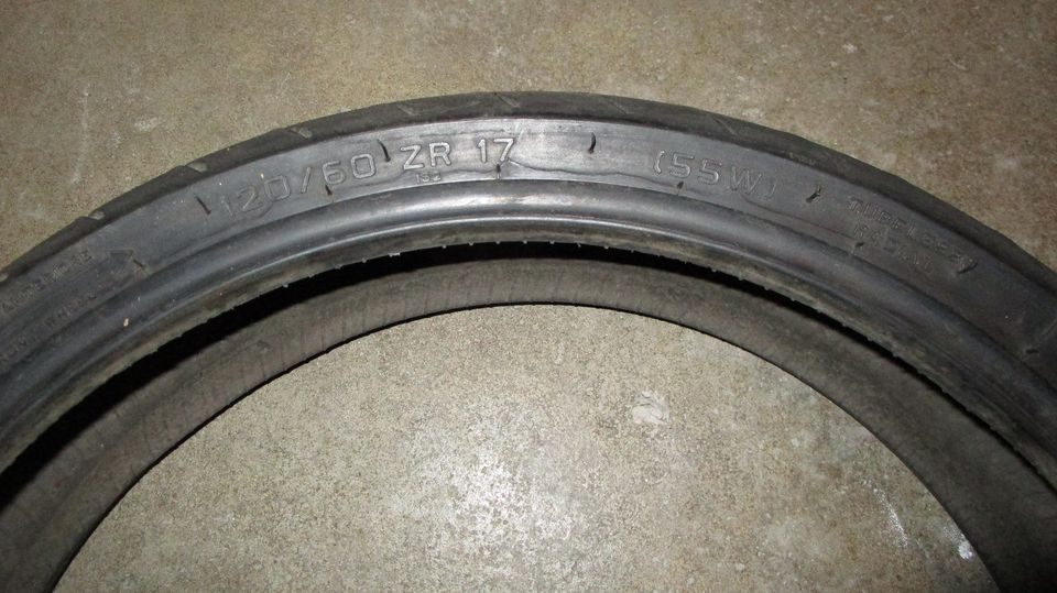 Motorradreifen Pirelli 120/70 R17 58V in Kämpfelbach