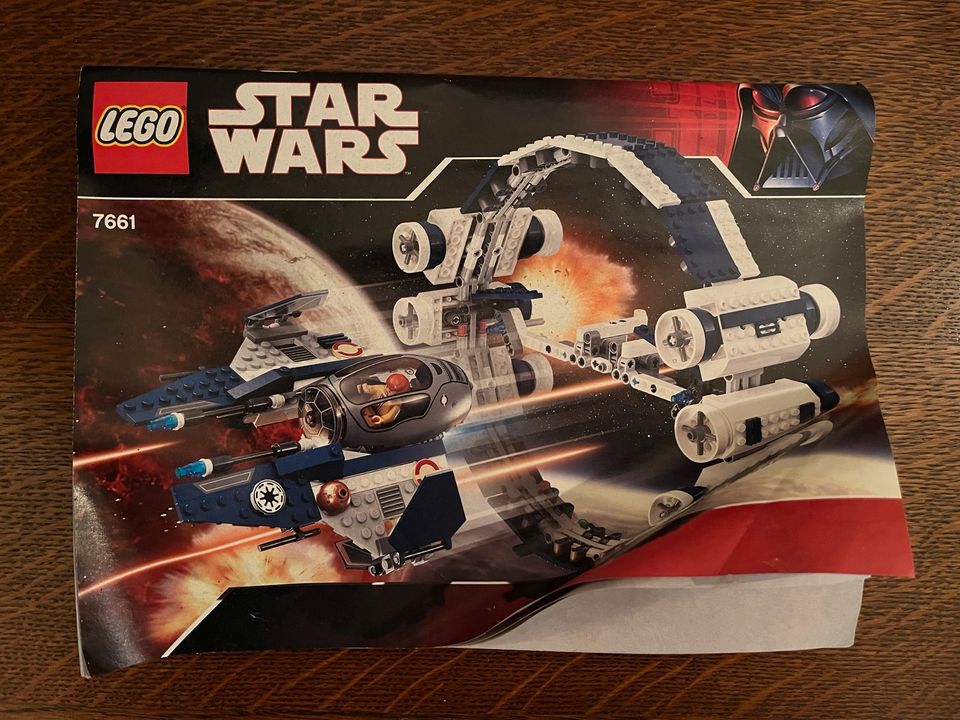 Lego Starwars Jedi Starfighter with Hyperdrive Booster Ring Set in Kissing