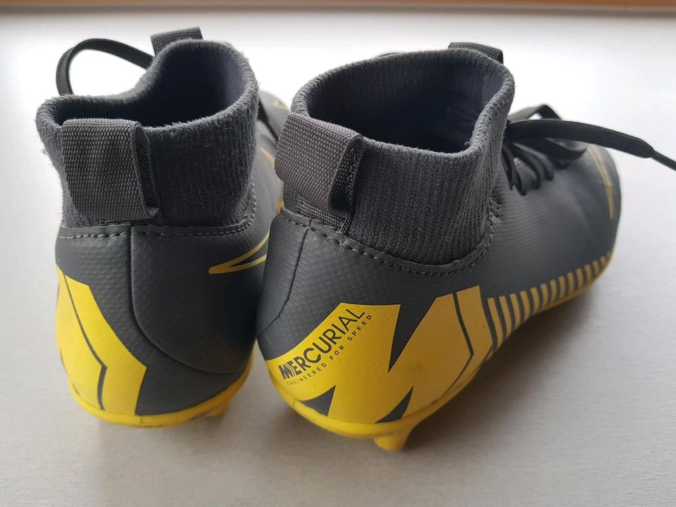 Nike Fußballschuhe Gr. 34 - Sehr guter Zustand in Löbau