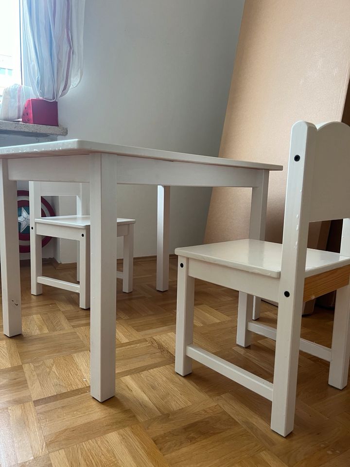 2 Kinderstühle und Tisch, „Sundvik“ IKEA in Regensburg