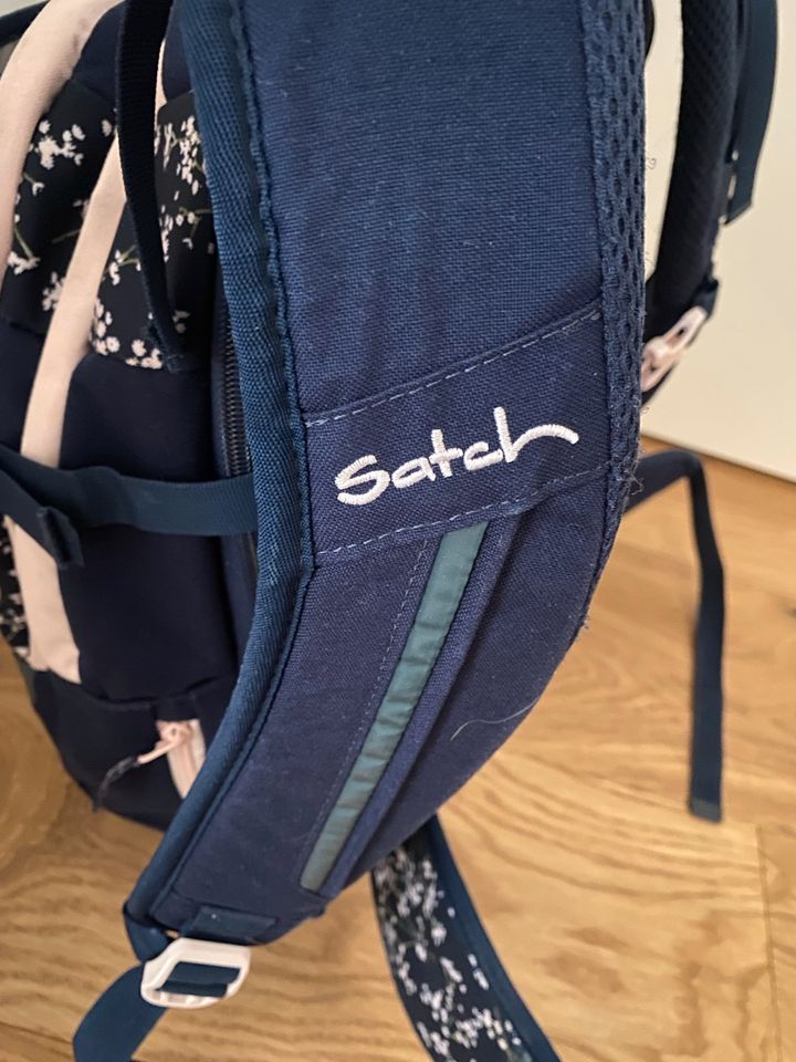 Satch Match Bloomy Breeze, dunkelblau mit Blümchen in Stuttgart