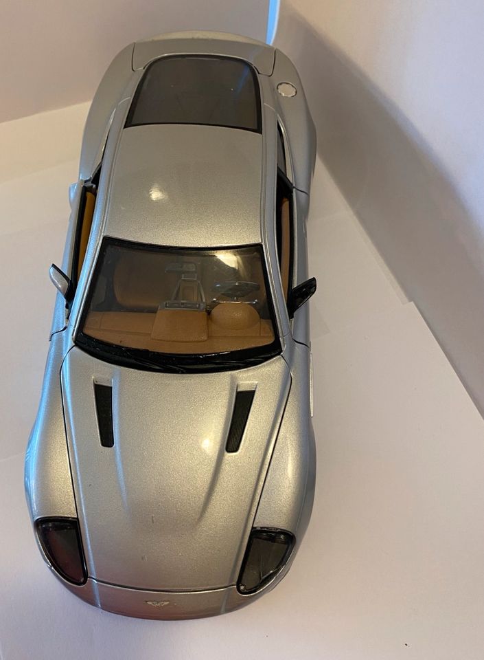 Bburago Modellauto Aston Martin Vanquish 1:18 in Rodgau