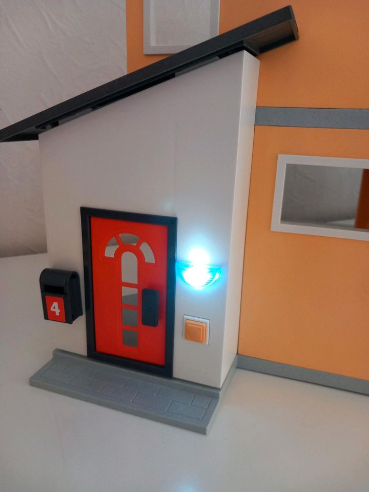 Playmobilhaus mit Licht und Klingel in Lörrach