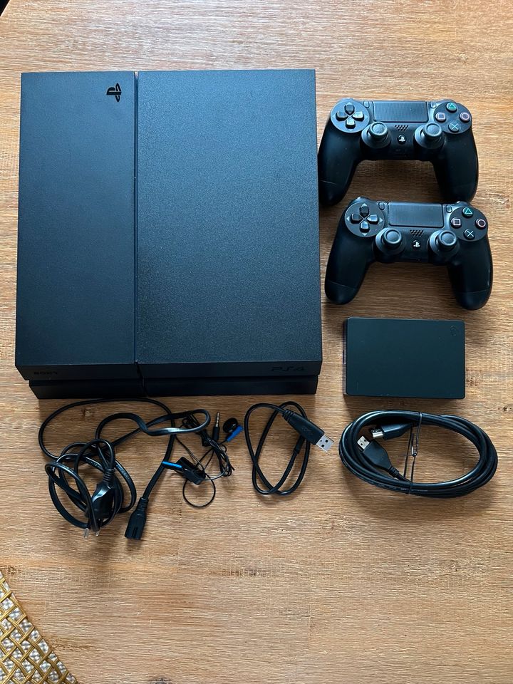 PlayStation 4 + 4TB Seagate Festplatte, 13 Spiele, 2 Controller in Offenbach